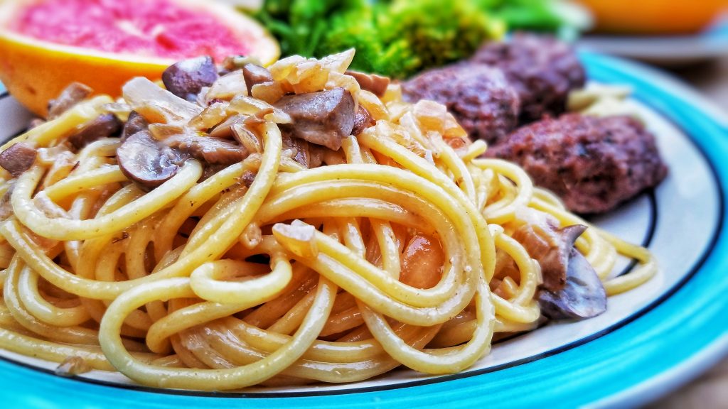 蘑菇奶油義大利麵 |懶人背包客美味食譜 Spaghetti with mushroom cream sauce Mei Super Mei travel