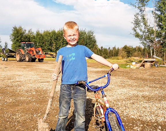 Canada HelpX work exchange 加拿大HelpX打工換宿 bike and shovel 5 year old