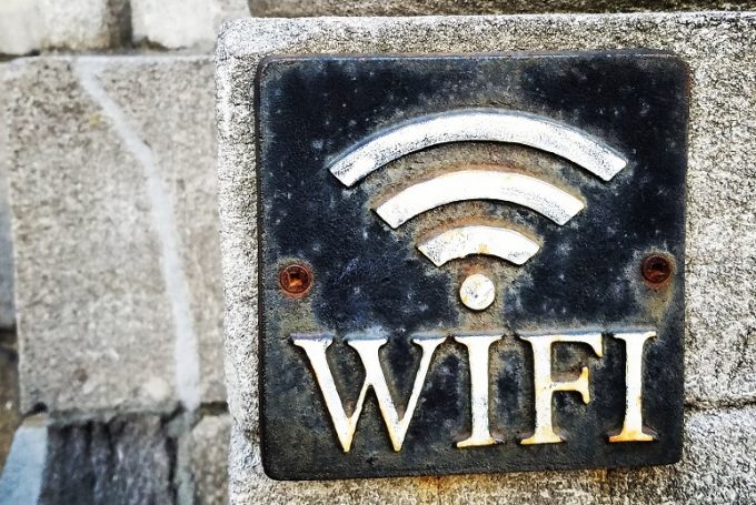 wifi signal cafe for working on laptop computer 世界數位游牧數位轉型潮流