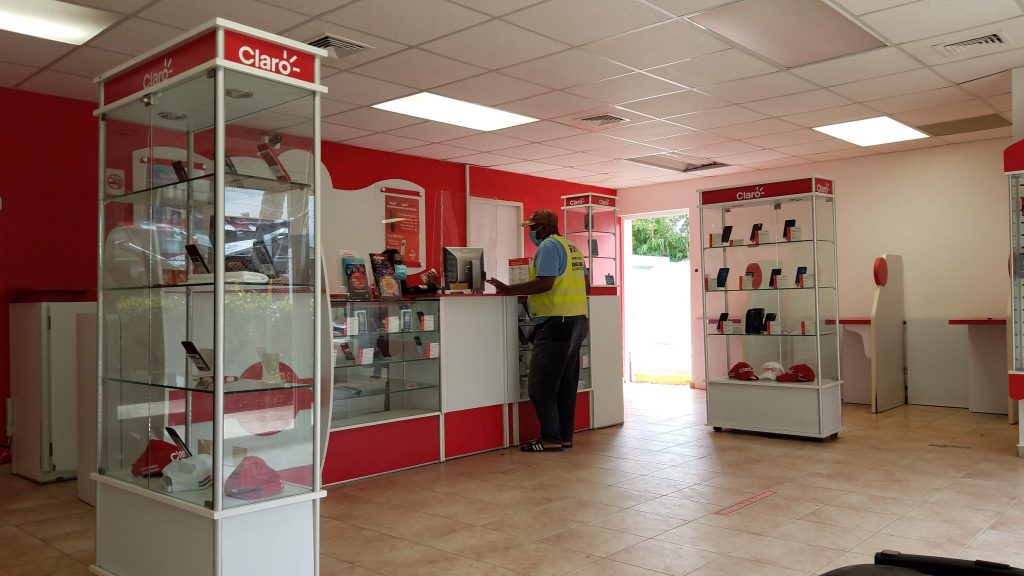 Claro-Shop-in-Las-Terrenas-Dominican-Republic在多明尼加拉斯特雷納斯小鎮自己去Claro手機店辦手機網路困難重重