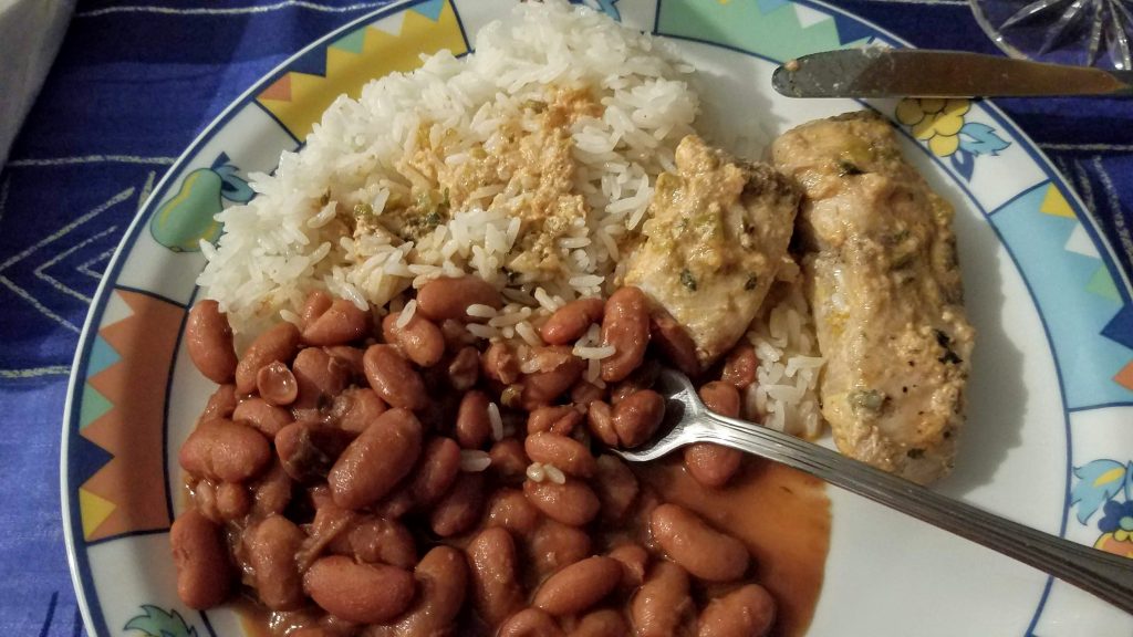 傳統典型多明尼加料理椰漿魚米飯和燉豆